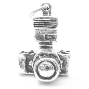 SLR CAMERA WITH FLASH CHARM. STERLING SILVER